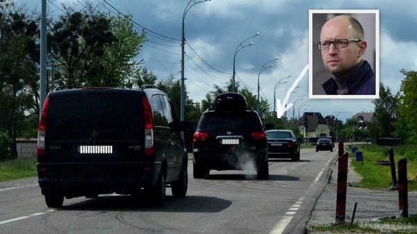 Авось куля в лоб: у Яценюка помітили дорогущий кортеж. Екс-прем'єр міністр Арсеній Яценюк їздить на кортежі з чотирьох авто загальною вартістю близько 9 млн гривень.