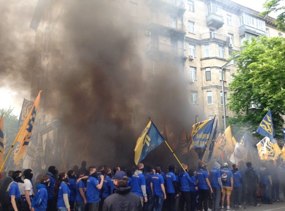 "Азов" під бій барабанів підійшов до будівлі Ради, горять димові шашки ( відео). Учасники маршу полку "Азов" під бій барабанів підійшли до будівлі Верховної Ради.