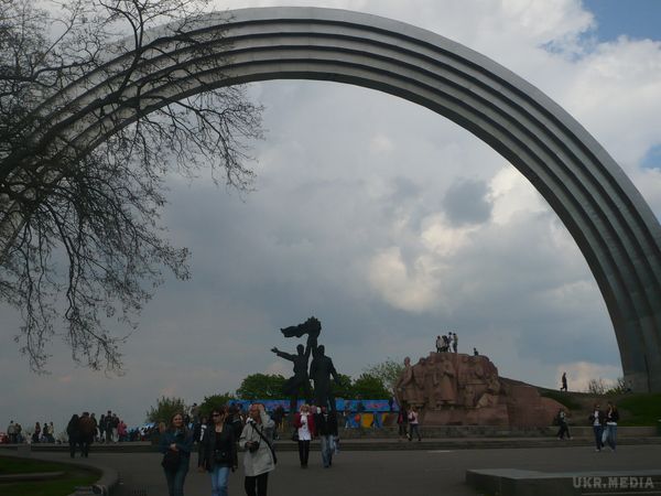 У Києві хочуть знести Арку Дружби народів. Міністр культури має намір поставити на її місці монумент воїнам АТО.