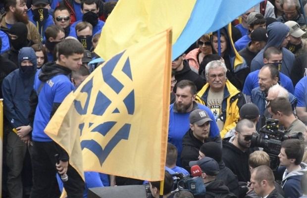 "Вимога нації - ні капітуляції!": "Азовці" оголосили про завершення маршу, поліція не знімає кордони (фото). Учасники акції оголосили про його завершення і почали розходитися.