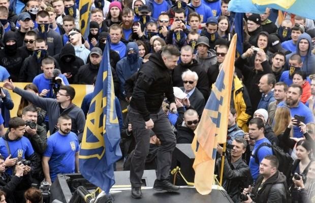 "Вимога нації - ні капітуляції!": "Азовці" оголосили про завершення маршу, поліція не знімає кордони (фото). Учасники акції оголосили про його завершення і почали розходитися.