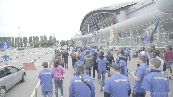"Азов" перебрався мітингувати в аеропорт Бориспіль. Після мітингів під стінами Верховної Ради бійці "Азова" розбилися на групи і вирушили в різні місця. Одна з груп прийшла до будівлі аеропорту "Бориспіль". 