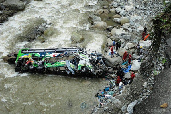 Індія: автобус впав у прірву. В Індійському окрузі Чамба штату Хімачал-Прадеш переповнений людьми автобус впав в прірву, загинули щонайменше 15 осіб.