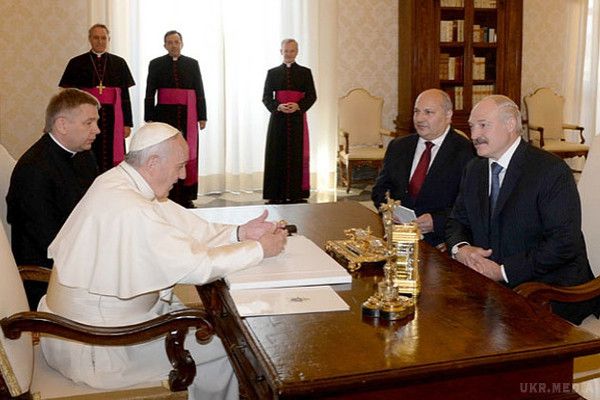 Лукашенко зустрівся з Папою Римським (ВІДЕО). Президент Білорусі Олександр Лукашенко сьогодні, 21 травня, побував з візитом у Ватикані, де зустрівся з Папою Римським Франциском. 