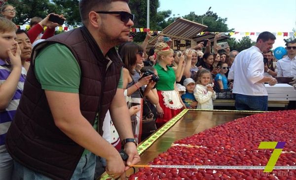 Рекорд України: найбільший полуничний торт. 21 травня проходить "Свято полуниці".