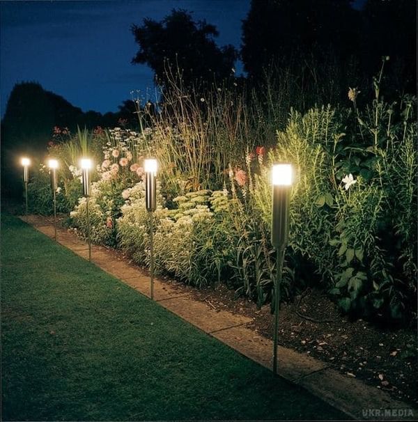 Магія світла: цікаві ідеї освітлення саду (фото). Романтика вечірнього саду... Вона складається, як мозаїка, з безлічі нюансів, серед яких світло відіграє провідну роль. На жаль, освітлення дачної ділянки іноді відводять незаслужено другорядне місце, хоча "промінь світла в темному царстві" необхідний елементарно для того, щоб ввечері безперешкодно пересуватися по своїх володіннях.