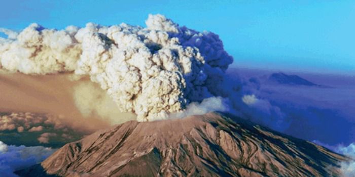Сьогодні вночі розпочалося виверження вулкану Етна в Сицилії  (ВІДЕО). Розпочалося виверження найбільшого в Європі вулкану Етна, який знаходиться на острові Сицилія.