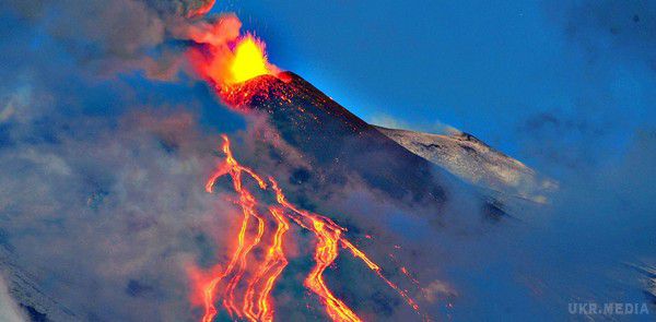  В Італії почалося найбільше виверження вулкана в Європі (відео). Ще на початку тижня дослідники зафіксували вулканічні поштовхи.