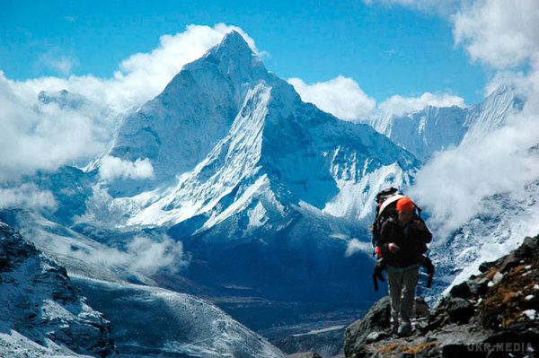 На Евересті загинули двоє альпіністів. Двоє альпіністів, підданий Нідерландів і громадянка Австралії, підкоривши найвищу в світі гору Еверест, загинули під час спуску з її вершини з-за висотної хвороби.