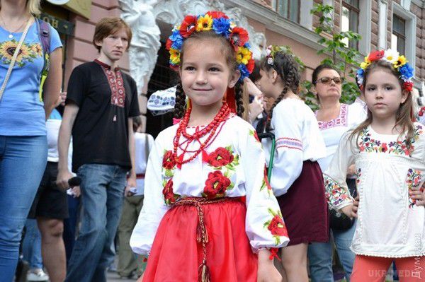 День вишиванки у Одесі. Під пісні "Океану Ельзи" й гімн Ураїни люди пройшлися по центру міста в національному вбранні.