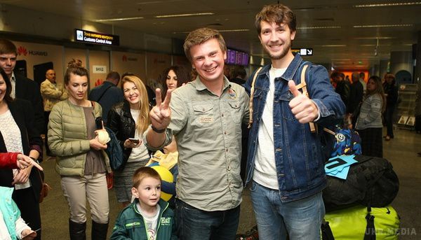 Світ навиворіт: команда проекту повернулася в Україну. 20 травня команда тревел-шоу Світ навиворіт повернулася до Києва після тривалої експедиції в саму високогірну країну світу – Непал, де знімався восьмий сезон програми.