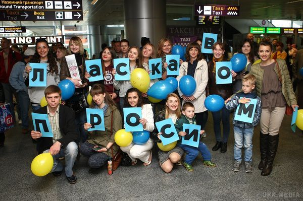 Світ навиворіт: команда проекту повернулася в Україну. 20 травня команда тревел-шоу Світ навиворіт повернулася до Києва після тривалої експедиції в саму високогірну країну світу – Непал, де знімався восьмий сезон програми.