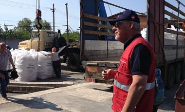 Швейцарія направила два конвоя гуманітарної допомоги у Донбас. Швейцарія відправила два конвоя гуманітарної допомоги в Донбас - засоби для очищення води і медичні матеріали.