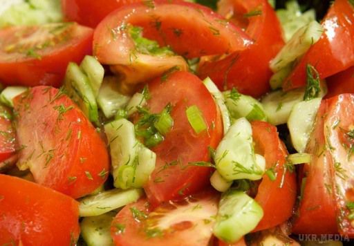  Дієтологи назвали небезпечним для здоров'я  найпопулярніший салат. Виявилося, що огірки і помідори - це несумісні продукти.
