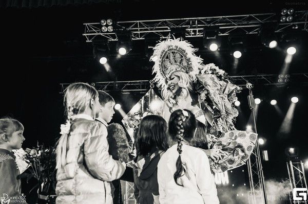   На весілля запросили Олю Полякову (фото). Нещодавно Оля Полякова в рамках туру «Краще, найкраще та дуже найкраще» відвідала Чернівці і поставила місто на вуха.