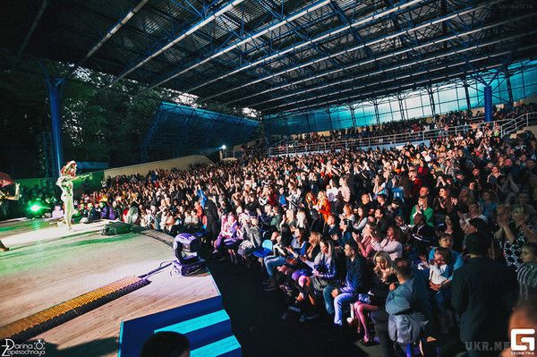   На весілля запросили Олю Полякову (фото). Нещодавно Оля Полякова в рамках туру «Краще, найкраще та дуже найкраще» відвідала Чернівці і поставила місто на вуха.