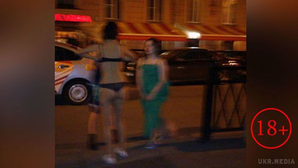 ФОТОФАКТ. У Пітері голі дівчата приставали до перехожих. Фото голих дівчат очевидець виклав у Мережу.