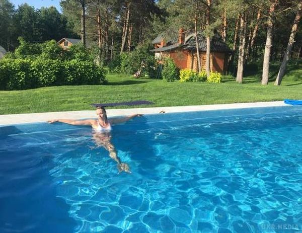 Красиво жити не заборониш: Оля Полякова показала розкішну дачу (фото). Співачка сфотографувалася в басейні на своїй дачі.