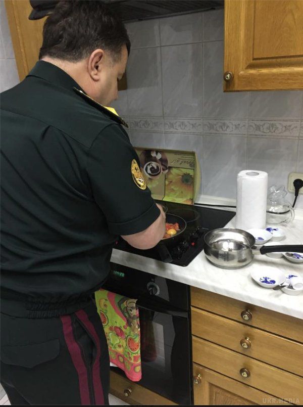  Мережу підірвало незвичне фото з міністром оборони на кухні. Степан Полторак на світлині смажить яєшню волонтерам.