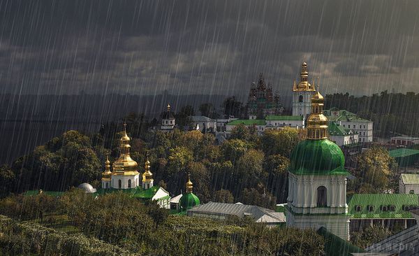  Зі зливами і градом насувається ураган на Україну. У п'ятницю, 27 травня, на території України очікується дощова погода, у кількох регіонах країни — дощі, град і шквали до 20 метрів в секунду. Про це повідомив Гідрометеорологічний центр.
