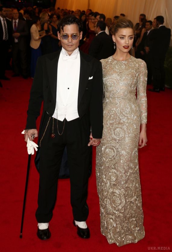 Джонні Депп розлучається з Ембер Херд - найяскравіші виходи пари. Ембер Херд - дружина 52-річного голлівудського актора Джонні Деппа - подала на розлучення.