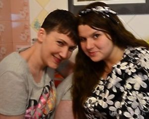 Як Савченко відпочивала вночі з подругою (фото). Першу ніч після звільнення з полону Надія Савченко провела в компанії своєї подруги/