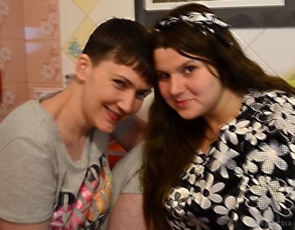 Як Савченко відпочивала вночі з подругою (фото). Першу ніч після звільнення з полону Надія Савченко провела в компанії своєї подруги/