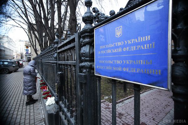  В українське посольство спробували увірватися російські рятувальники. У Москві аноніми зателефонували у поліцію з повідомленням про "замінуваня" посольства України