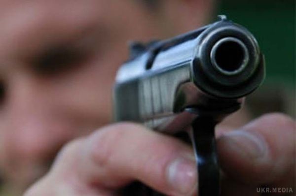 У Києві на стоянці застрелили чоловіка. За даними правоохоронців, на місці події знайшли чотири гільзи калібру 9 мм.