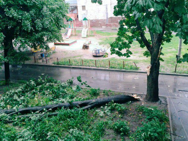 Злива у Харкові призвела до потопу у місті (ФОТО) (ВІДЕО). У неділю, 29 травня, у Харкові пройшла потужна злива, яка призвела до справжнього потопу в місті, а шквальний вітер поламав безліч дерев.