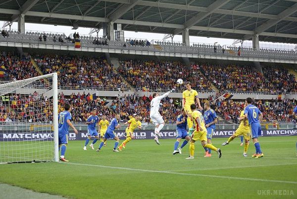 Збірна України насилу обіграла команду Румунії в товариському матчі. Збірна України забила Румунії чотири голи.