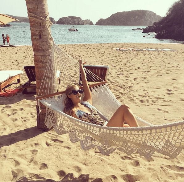Періс Хілтон зганьбилася жаркими фото з Мексики (фото). Знаменита американська світська левиця Періс Хілтон поділилася в Instagram жаркими фото з відпочинку в Мексиці.