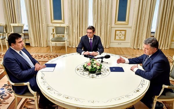 Як Порошенко оцінив рік губернаторства Саакашвілі. Президент доручив розібратися з митницею, призначити прокурора і залучати більше інвестицій в Одесу.