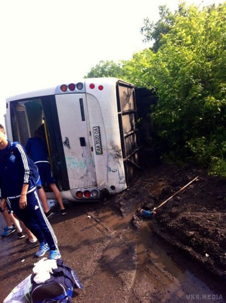 Автобус з командою Динамо U-16 перекинувся на трасі. Ніхто з футболістів серйозно не постраждав.