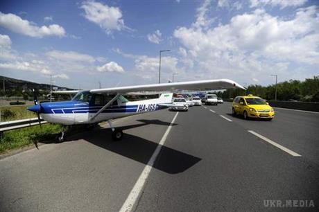 Літак приземлився на автостраду на околиці Будапешта. Пілот був змушений сісти через відмову двигуна.