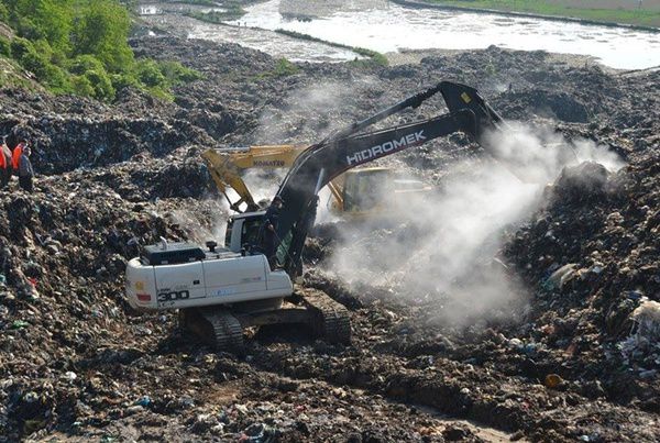 Під Львовом на сміттєзвалищі знайшли тіло останнього рятувальника. Увечері 31 травня, приблизно о 21.20, знайшли тіло останнього пожежного, який опинився під тоннами сміття після обвалу на Грибовицькому сміттєзвалищі.