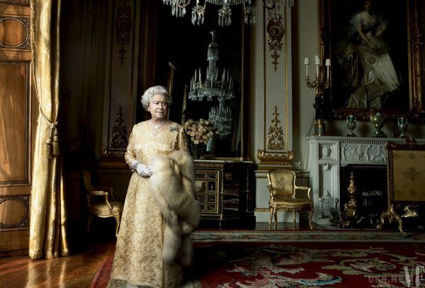 Королева Англії в 90 років стала моделлю (фото). Днями королева Великобританії Єлизавета II знялася у фотосесії для обкладинки модного глянцю. Єлизавета II стала зіркою річного номера американського журналу Vanity Fair. Для обкладинки монарх позувала в оточенні своїх домашніх вихованців.