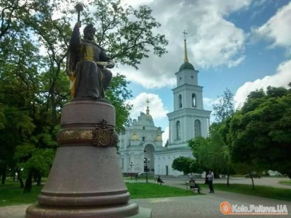  В Полтаві сплюндрували пам'ятник гетьману Івану Мазепі. Найбільше постраждала права сторона скульптури.