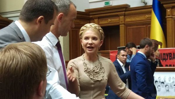 Тимошенко вирішила згадати молодість (фото). У четвер, 2 червня, голова партії «Батьківщина» Юлія Тимошенко прийшла у Верховну Раду з традиційною косою і без окулярів.