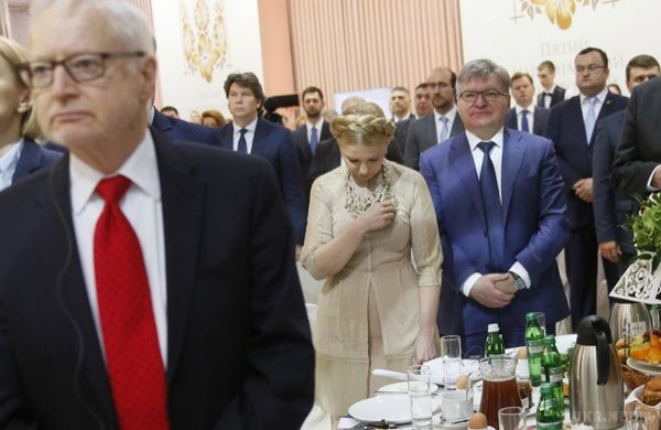 Тимошенко вирішила згадати молодість (фото). У четвер, 2 червня, голова партії «Батьківщина» Юлія Тимошенко прийшла у Верховну Раду з традиційною косою і без окулярів.