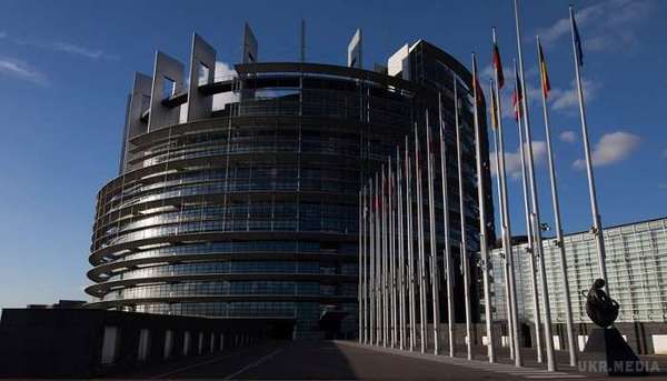 Європарламент вирішив відновити контакт з Держдумою РФ. Європейський парламент прийняв рішення частково відновити діалог з російською Думою, перерваний з ініціативи європейських парламентарів після анексії Криму.