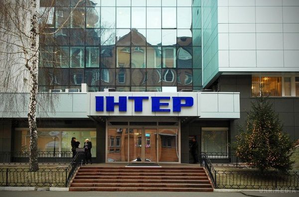 У Києві підпалили телеканал «Інтер» (відео). У Києві невідомі у масках підпалили вхід в офіс телеканалу «Інтер» на вулиці Дмитрівській.
