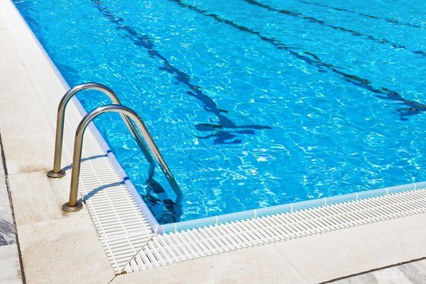 Вчені: Купання в басейні може бути небезпечним для здоров'я. Вчені з Університету Південної Кароліни, розташованого в США, з'ясували, що купання в басейні може шкодити здоров'ю людини від засобів для дезінфекції води.