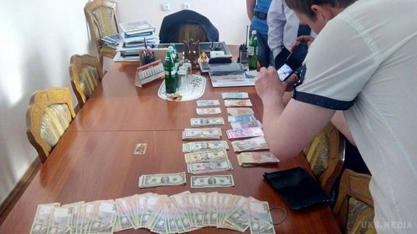 У миколаївського чиновника знайшли тунелі з грошима, коштовностями та фашистськими хрестами(ФОТО). Головний військовий прокурор Анатолій Матіос заявляє про виявлення великої суми грошей, золотих прикрас і фашистських хрестів в будинку у першого заступника голови Миколаївської обласної державної адміністрації