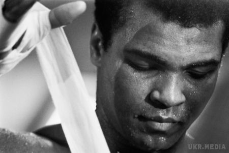 Пішов з життя легендарний боксер Мохаммед Алі. Легендарний боксер Мохаммед Алі помер в США на 75-му році життя після більш ніж 30 років боротьби з хворобою Паркінсона.