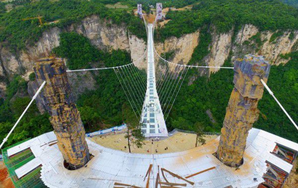 Не для слабкодухих: у Китаї побудували скляний міст-рекордсмен. Якщо ти любителька екстриму, то прогулянка по новому мосту в Китаї – саме те, що тобі потрібно!