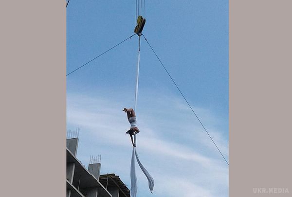 Повітряна гімнастка влаштувала рекордне шоу на тросі баштового крана в Києві (фото). Спортсменка не користувалася страховкою.