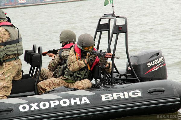 У Маріуполі морпіхи і прикордонники провели спільне тренування. Фоторепортаж. Такі тренування допомагають координувати дії.