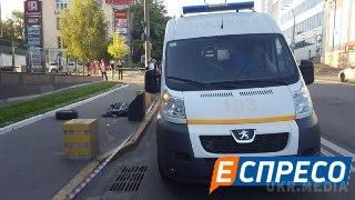 У Києві під час руху автомобіля відірвалося колесо і вбило чоловіка - ЗМІ. Подробиці аварії поки не відомі.