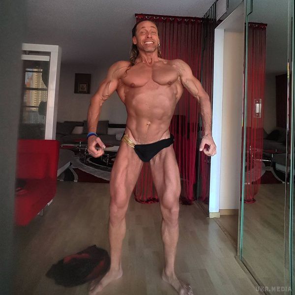 45-річний чоловік Наташі Корольової в плавках вразив шанувальників в Instagram (фото). Стриптизер здивував голим тілом.
